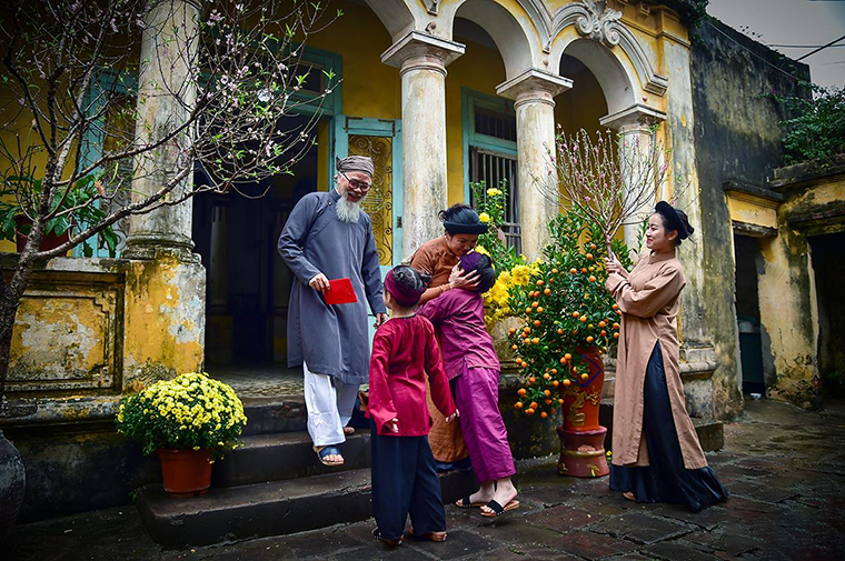 Tuổi gì xông nhà