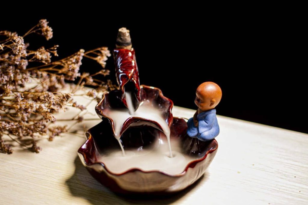 Xông trầm hương giúp cân bằng năng lượng và cải thiện tâm trạng